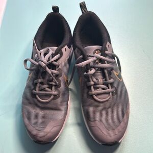 Boy’s Nike downshifter sneakers size youth 5M